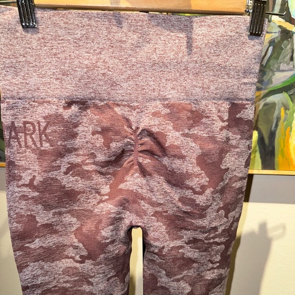 Gymshark Adapt Camo Seamless Leggings in Berry Red. Size Small. - Picture 8 of 16